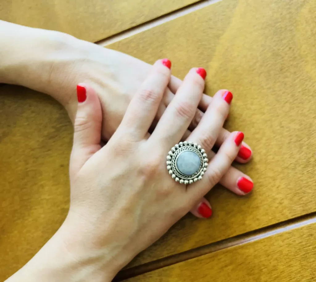 Mano con anillo en colección
